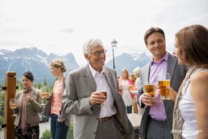Personas adultas en diferentes etapas de la vida compartiendo experiencias.