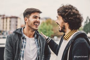 Personas conectando desde la empatía en un diálogo auténtico