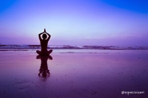 Persona meditando en la naturaleza en busca de paz interior