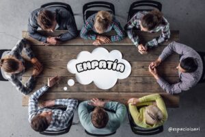 Personas resolviendo conflictos en el trabajo con empatía