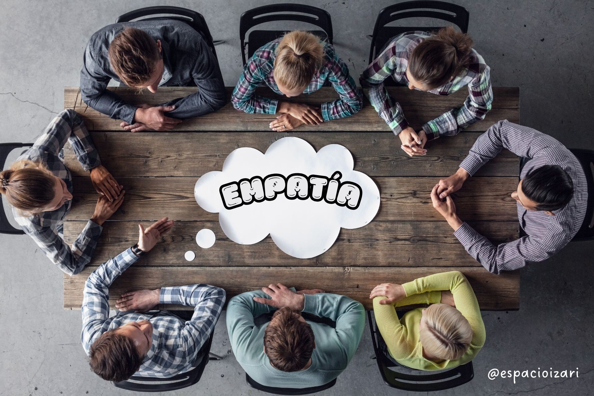 Personas resolviendo conflictos en el trabajo con empatía